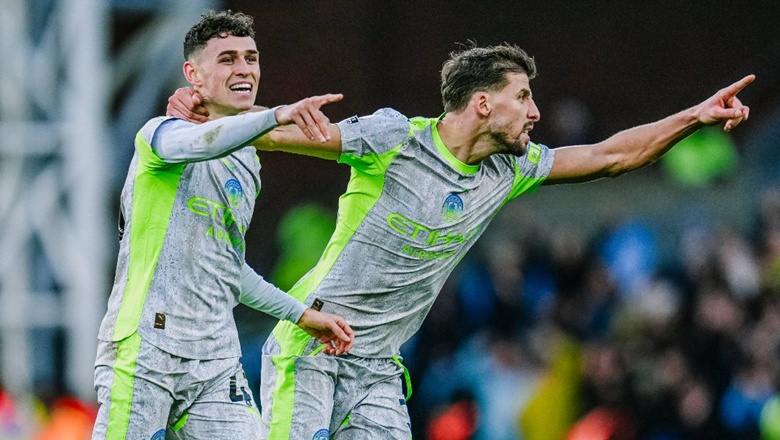 Haaland brace keeps Man City chasing Arsenal - Ảnh 1