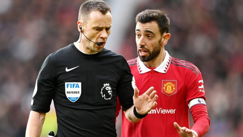 Man United set to meet referees' chief Howard Webb over controversial decisions - Ảnh 1