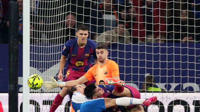 Barcelona goalkeeper Joan Garcia praised by Hansi Flick following dazzling display - Ảnh 1