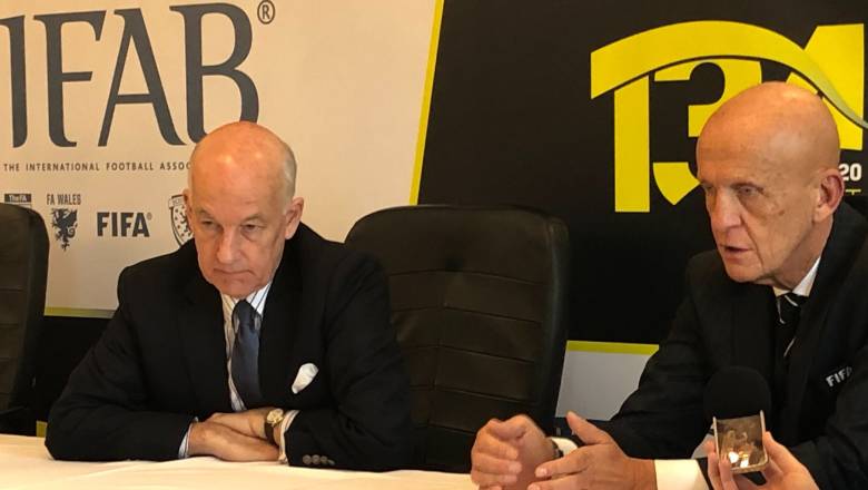 Football lawmakers schedule talks to crack down on throw-in time-wasting - Ảnh 1