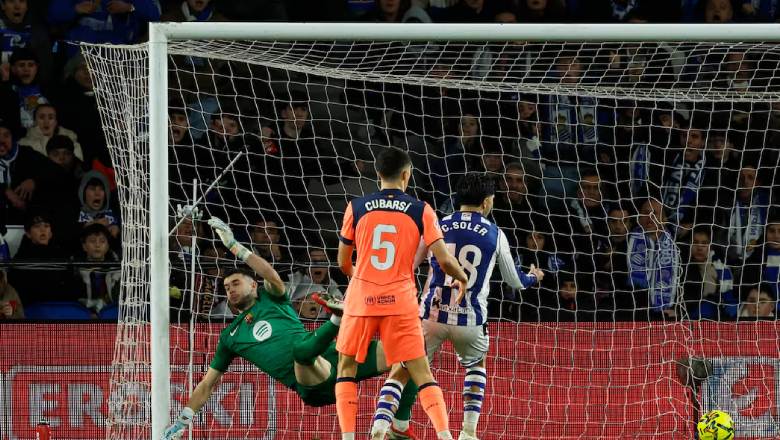 Barcelona suffer shock defeat at Real Sociedad, eleven-match winning streak ends - Ảnh 1